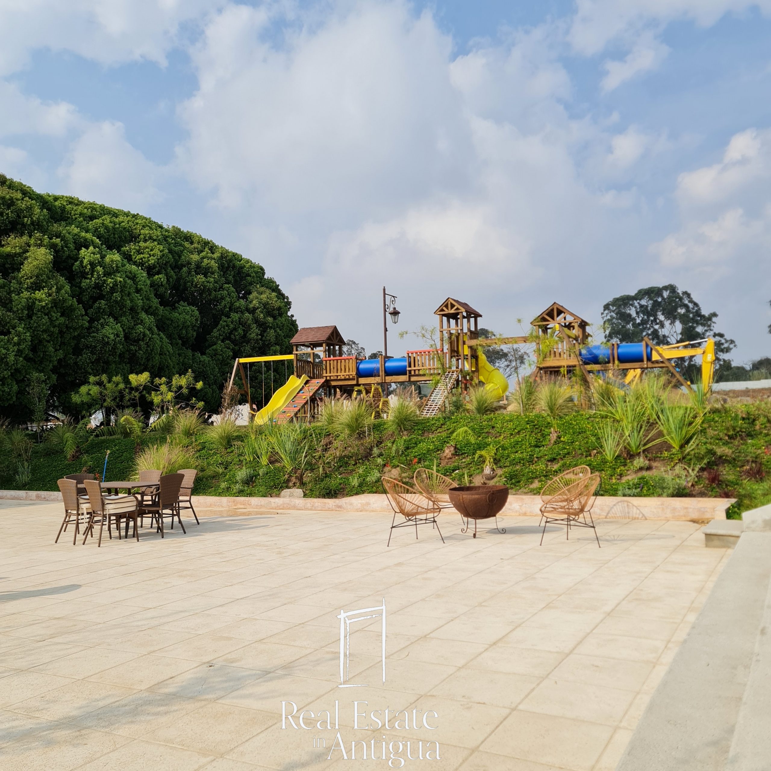 H545 $285,000 HOUSE IN EXCLUSIVE GATED COMMUNITY JUST 16 MINUTES FROM LA ANTIGUA