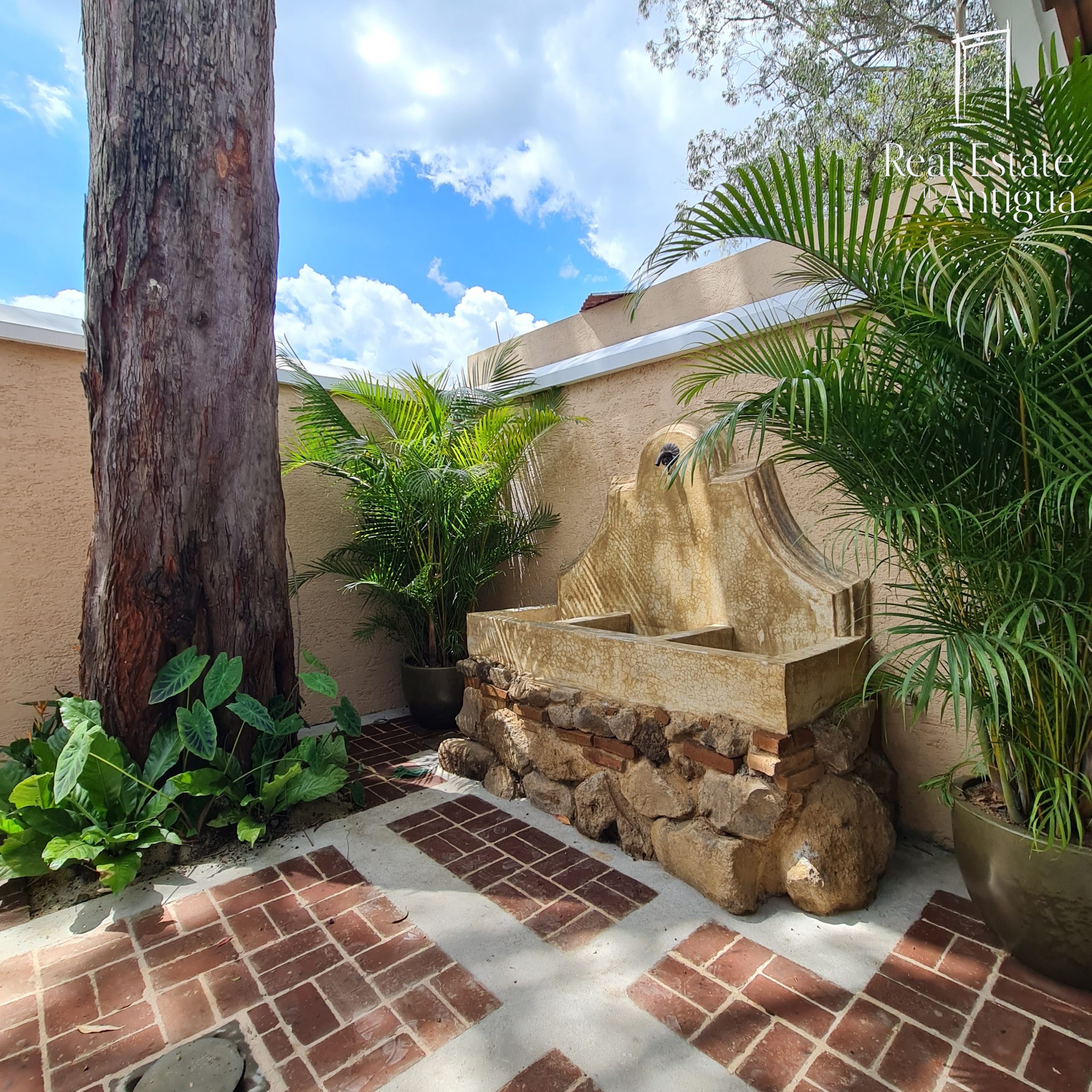 H545 $285,000 HOUSE IN EXCLUSIVE GATED COMMUNITY JUST 16 MINUTES FROM LA ANTIGUA