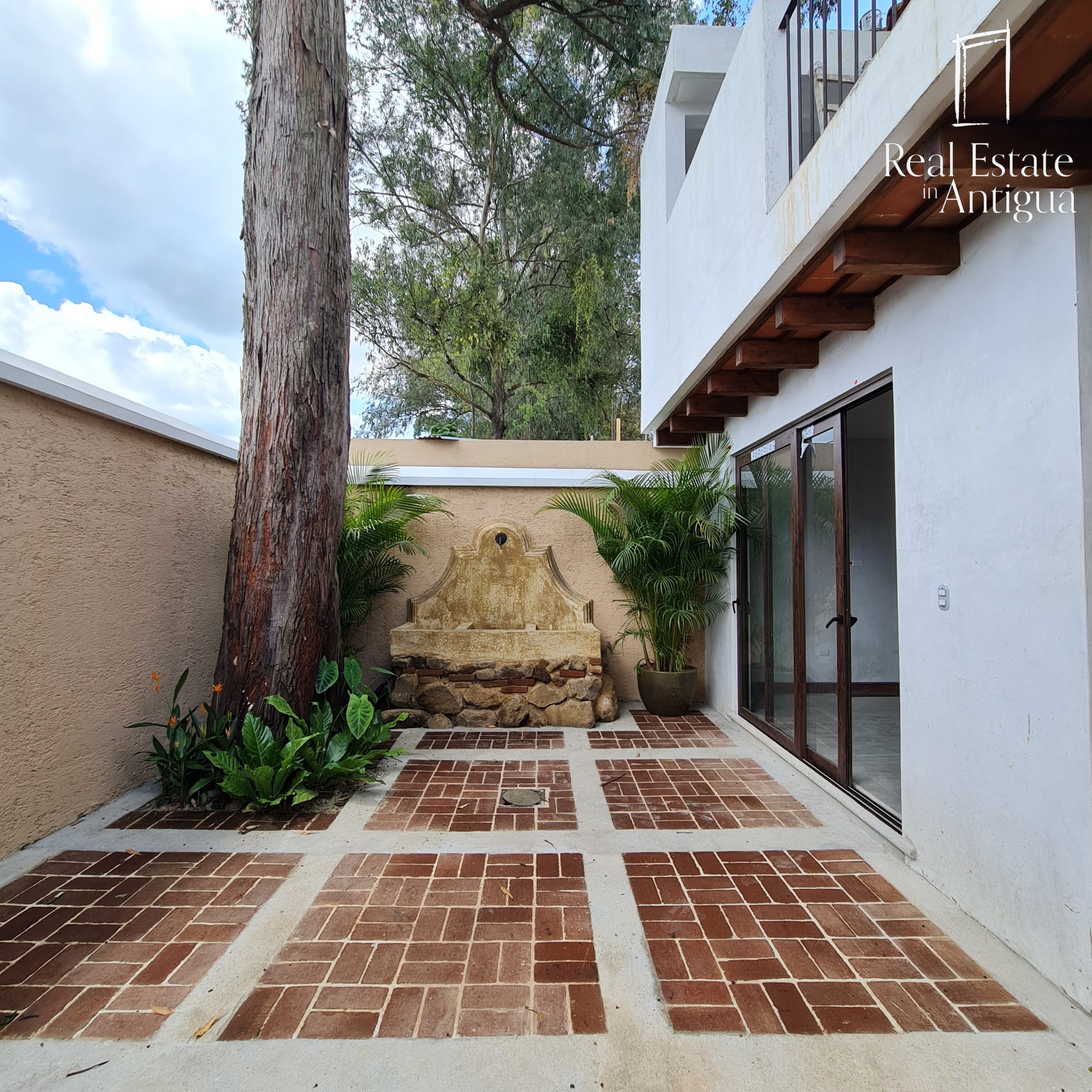 H545 $285,000 HOUSE IN EXCLUSIVE GATED COMMUNITY JUST 16 MINUTES FROM LA ANTIGUA