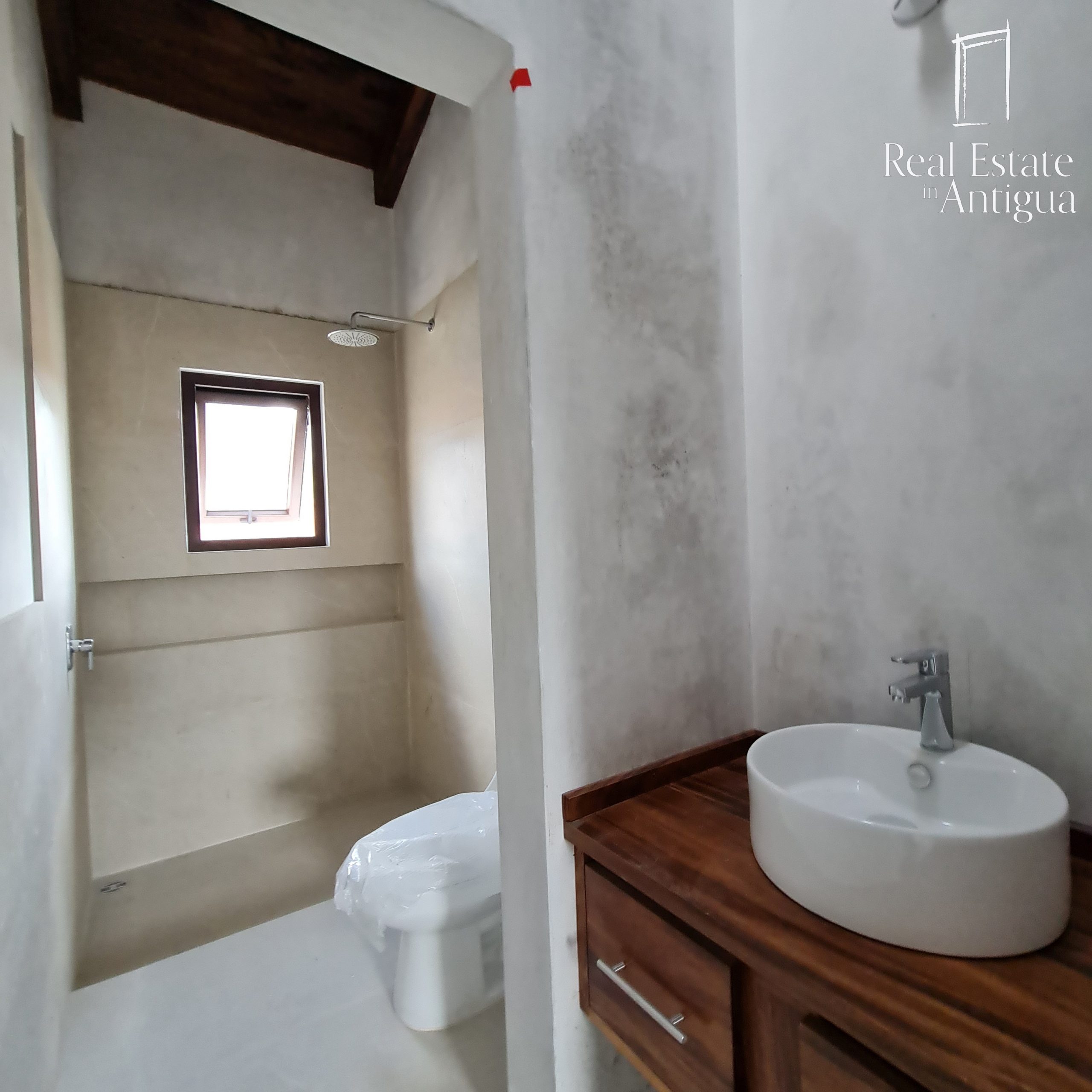 H545 $285,000 HOUSE IN EXCLUSIVE GATED COMMUNITY JUST 16 MINUTES FROM LA ANTIGUA