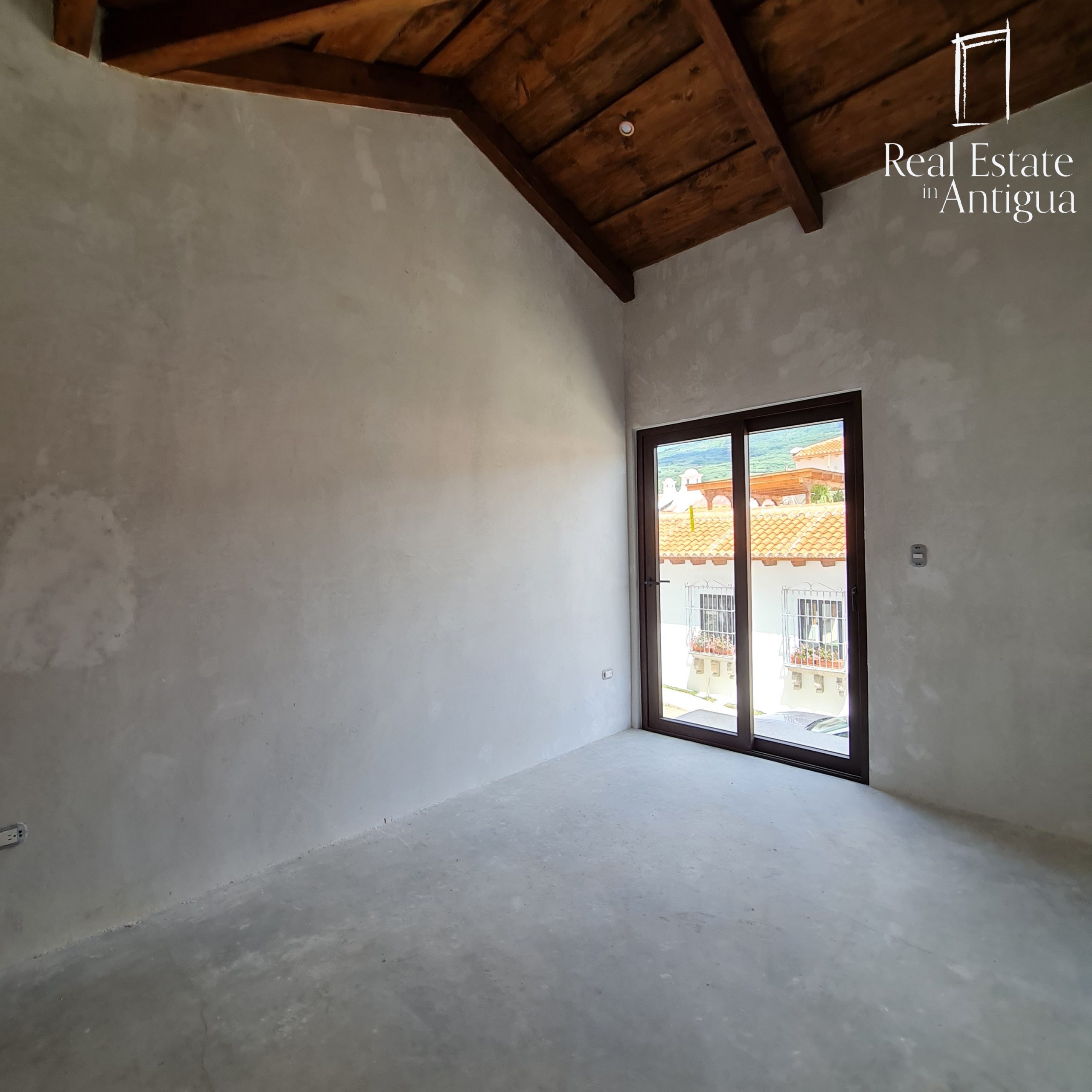 H545 $285,000 HOUSE IN EXCLUSIVE GATED COMMUNITY JUST 16 MINUTES FROM LA ANTIGUA
